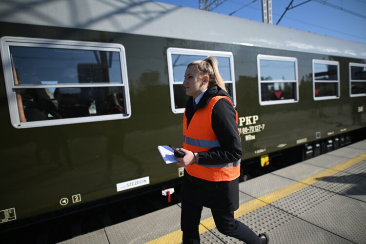 Warszawa, 17.04.2026. Poci¹g "Niepieszny" relacji Warszawa-Zakopane na stacji Warszawa G³ówna, 17 bm. "Niepieszny" to nowa marka PKP Intercity. Przewonik zamierza realizowaæ kursy z wykorzystaniem taboru historycznego. (mr) PAP/Marcin Obara