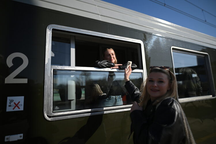 Warszawa, 17.04.2026. Poci¹g "Niepieszny" relacji Warszawa-Zakopane na stacji Warszawa G³ówna, 17 bm. "Niepieszny" to nowa marka PKP Intercity. Przewonik zamierza realizowaæ kursy z wykorzystaniem taboru historycznego. (mr) PAP/Marcin Obara