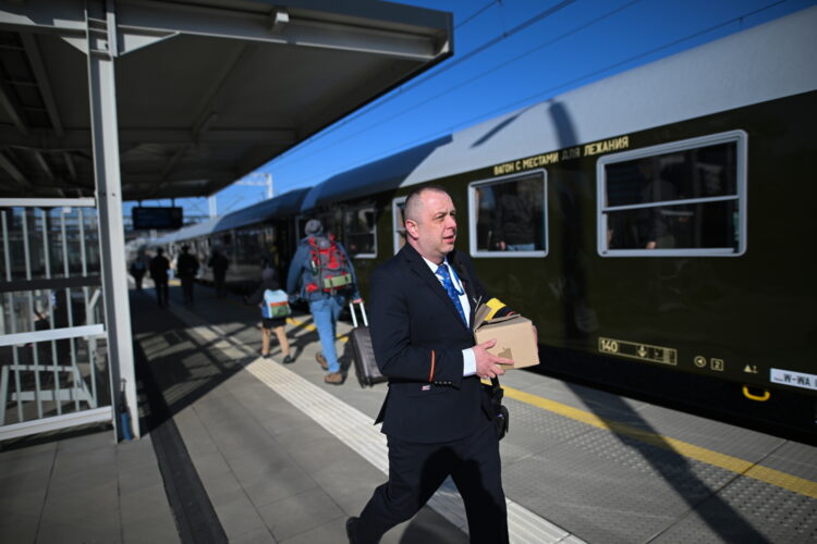 Warszawa, 17.04.2026. Poci¹g "Niepieszny" relacji Warszawa-Zakopane na stacji Warszawa G³ówna, 17 bm. "Niepieszny" to nowa marka PKP Intercity. Przewonik zamierza realizowaæ kursy z wykorzystaniem taboru historycznego. (mr) PAP/Marcin Obara