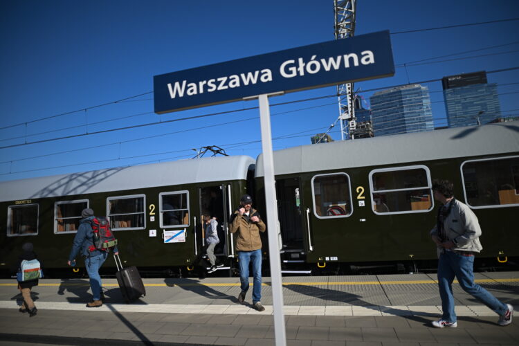 Warszawa, 17.04.2026. Poci¹g "Niepieszny" relacji Warszawa-Zakopane na stacji Warszawa G³ówna, 17 bm. "Niepieszny" to nowa marka PKP Intercity. Przewonik zamierza realizowaæ kursy z wykorzystaniem taboru historycznego. (mr) PAP/Marcin Obara