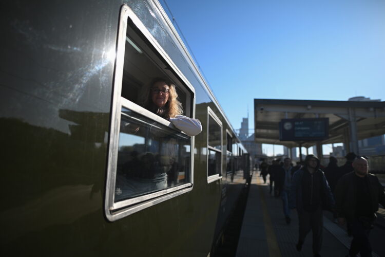 Warszawa, 17.04.2026. Poci¹g "Niepieszny" relacji Warszawa-Zakopane na stacji Warszawa G³ówna, 17 bm. "Niepieszny" to nowa marka PKP Intercity. Przewonik zamierza realizowaæ kursy z wykorzystaniem taboru historycznego. (mr) PAP/Marcin Obara