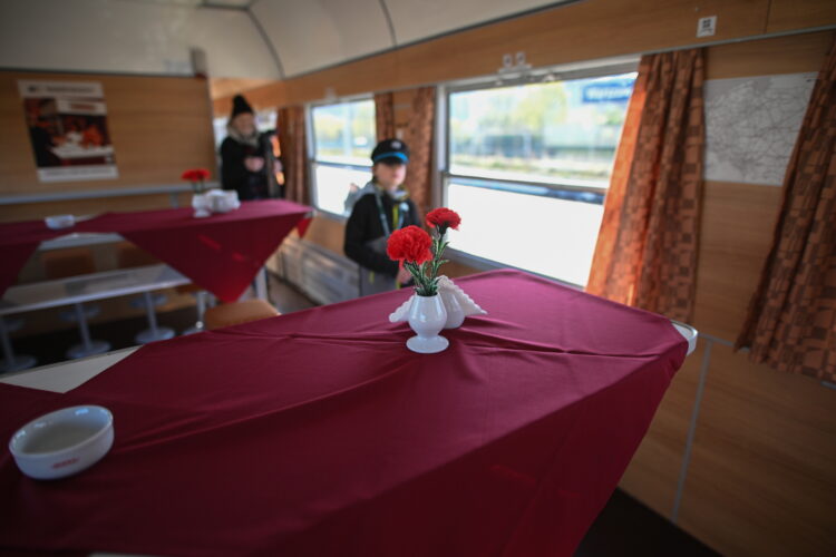 Warszawa, 17.04.2026. Wagon restauracyjny w poci¹gu "Niepieszny" relacji Warszawa-Zakopane na stacji Warszawa G³ówna, 17 bm. "Niepieszny" to nowa marka PKP Intercity. Przewonik zamierza realizowaæ kursy z wykorzystaniem taboru historycznego. (mr) PAP/Marcin Obara