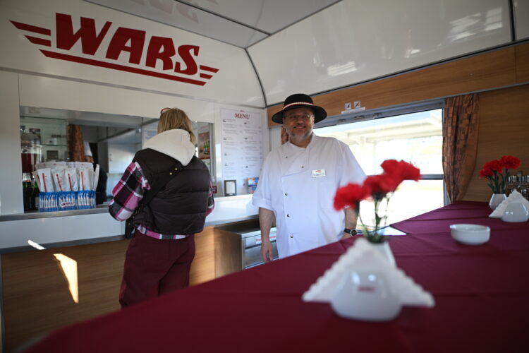 Warszawa, 17.04.2026. Wagon restauracyjny w poci¹gu "Niepieszny" relacji Warszawa-Zakopane na stacji Warszawa G³ówna, 17 bm. "Niepieszny" to nowa marka PKP Intercity. Przewonik zamierza realizowaæ kursy z wykorzystaniem taboru historycznego. (mr) PAP/Marcin Obara