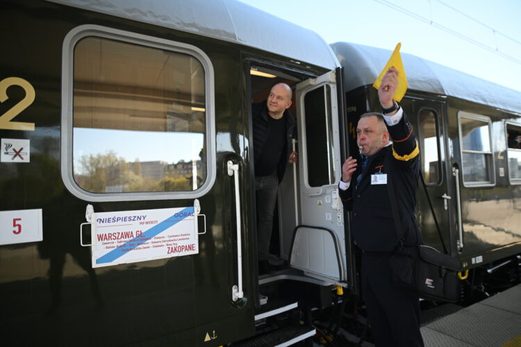 Warszawa, 17.04.2026. Poci¹g "Niepieszny" relacji Warszawa-Zakopane na stacji Warszawa G³ówna, 17 bm. "Niepieszny" to nowa marka PKP Intercity. Przewonik zamierza realizowaæ kursy z wykorzystaniem taboru historycznego. (mr) PAP/Marcin Obara