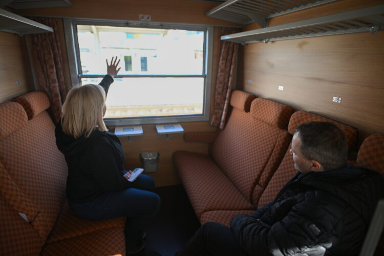 Warszawa, 17.04.2026. Poci¹g "Niepieszny" relacji Warszawa-Zakopane na stacji Warszawa G³ówna, 17 bm. "Niepieszny" to nowa marka PKP Intercity. Przewonik zamierza realizowaæ kursy z wykorzystaniem taboru historycznego. (mr) PAP/Marcin Obara