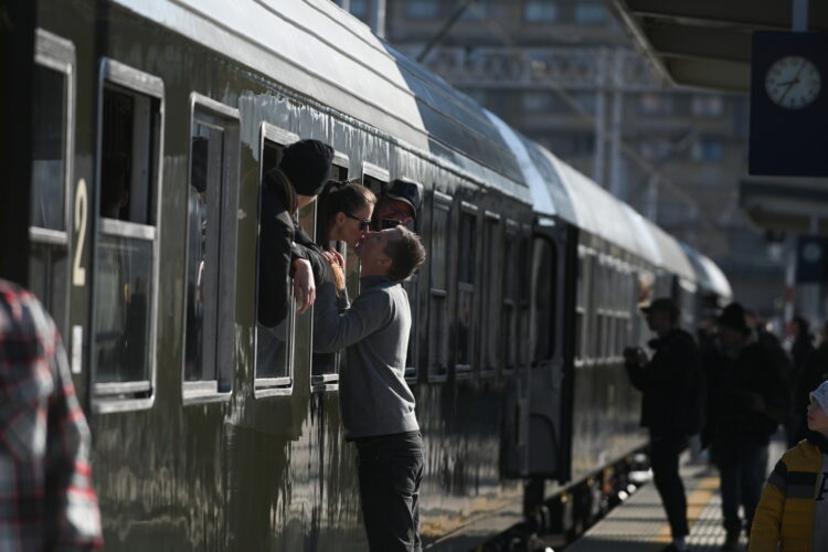 Warszawa, 17.04.2026. Poci¹g "Niepieszny" relacji Warszawa-Zakopane na stacji Warszawa G³ówna, 17 bm. "Niepieszny" to nowa marka PKP Intercity. Przewonik zamierza realizowaæ kursy z wykorzystaniem taboru historycznego. (mr) PAP/Marcin Obara
