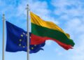 Flagi Litwy i Unii Europejskiej. Zdjęcie ilustracyjne. Fot. rarrarorro/Adobe Stock