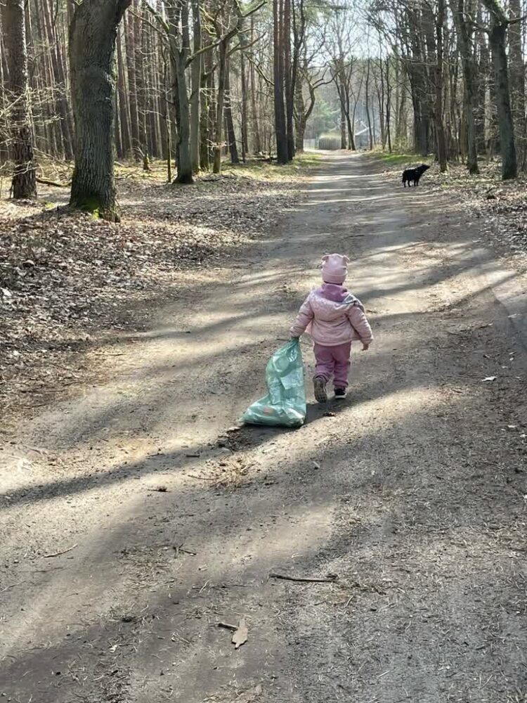 Sprzątanie w lesie fot. Czysta Góra