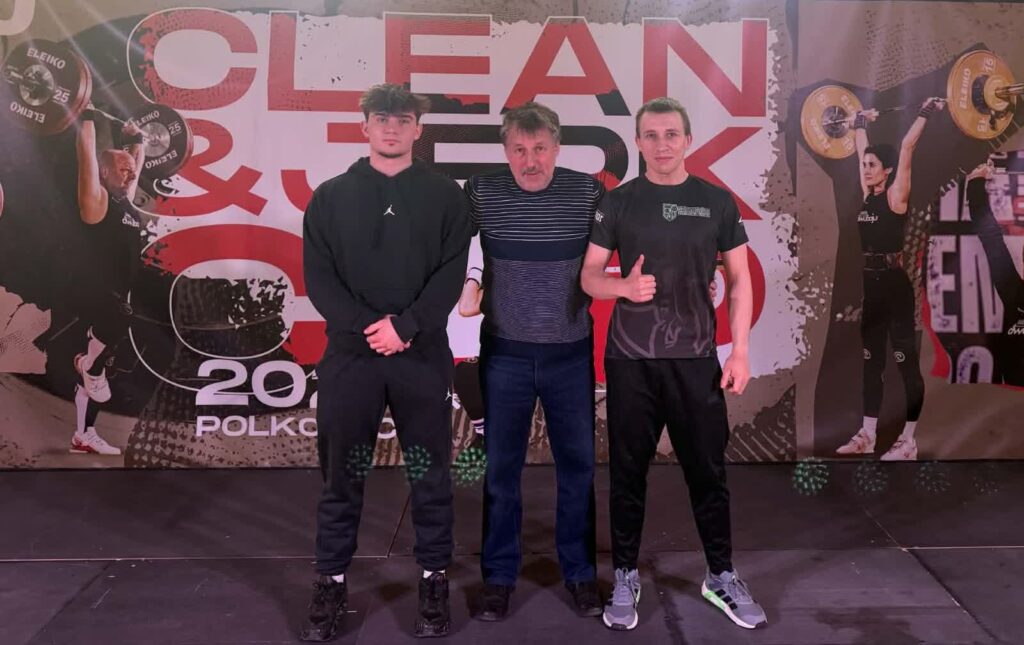 Od lewej: Leon Frąckowiak, prezes oraz trener klubu Jacek Orłowski i Jakub Orłowski (fot. materiały UKS-u Sztangiści Zielona Góra)