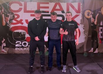 Od lewej: Leon Frąckowiak, prezes oraz trener klubu Jacek Orłowski i Jakub Orłowski (fot. materiały UKS-u Sztangiści Zielona Góra)