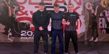 Od lewej: Leon Frąckowiak, prezes oraz trener klubu Jacek Orłowski i Jakub Orłowski (fot. materiały UKS-u Sztangiści Zielona Góra)
