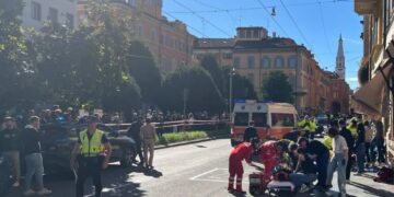 W sobotę (16 maja 2026) w Modenie rozpędzony samochód uderzył w grupę przechodniów, raniąc osiem osób, w tym trzy ciężko. Fot. PAP/EPA/ FRANCESCO VECCHI