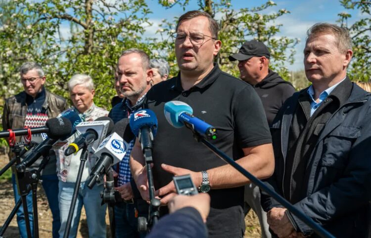 Minister rolnictwa zapowiada pomoc dla sadowników. Fot. PAP/ Wojtek Jargiło