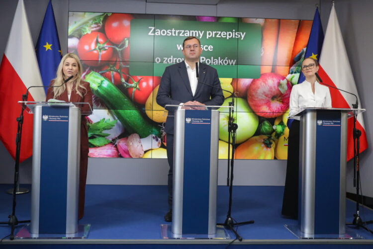 Konferencja prasowa ministrów rolnictwa i zdrowia w siedzibie MRiRW w Warszawie (PAP/Tomasz Gzell)