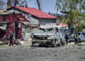 Miejsce rosyjskiego ataku 4 maja w centrum Merefy, obwód charkowski. Fot. PAP/EPA/SERGEY KOZLOV