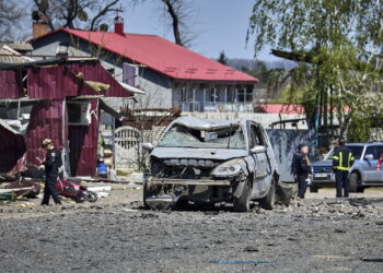 Miejsce rosyjskiego ataku 4 maja w centrum Merefy, obwód charkowski. Fot. PAP/EPA/SERGEY KOZLOV