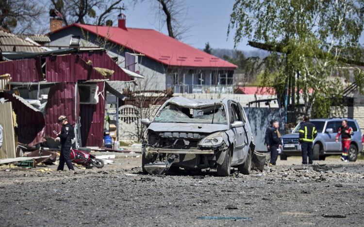Miejsce rosyjskiego ataku 4 maja w centrum Merefy, obwód charkowski. Fot. PAP/EPA/SERGEY KOZLOV