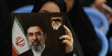 Wizerunek przywódcy Iranu Modżtaby Chameneiego. Fot. PAP/EPA/ABEDIN TAHERKENAREH