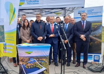 Podpisanie umowy na opracowanie projektu mostu na Odrze w Połęcku (fot. Piotr Bakselerowicz)