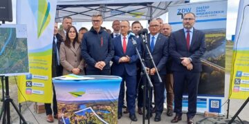 Podpisanie umowy na opracowanie projektu mostu na Odrze w Połęcku (fot. Piotr Bakselerowicz)