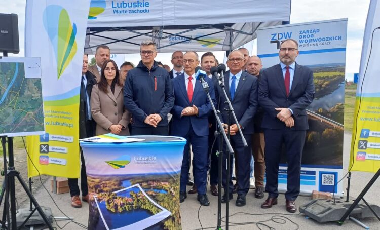 Podpisanie umowy na opracowanie projektu mostu na Odrze w Połęcku (fot. Piotr Bakselerowicz)
