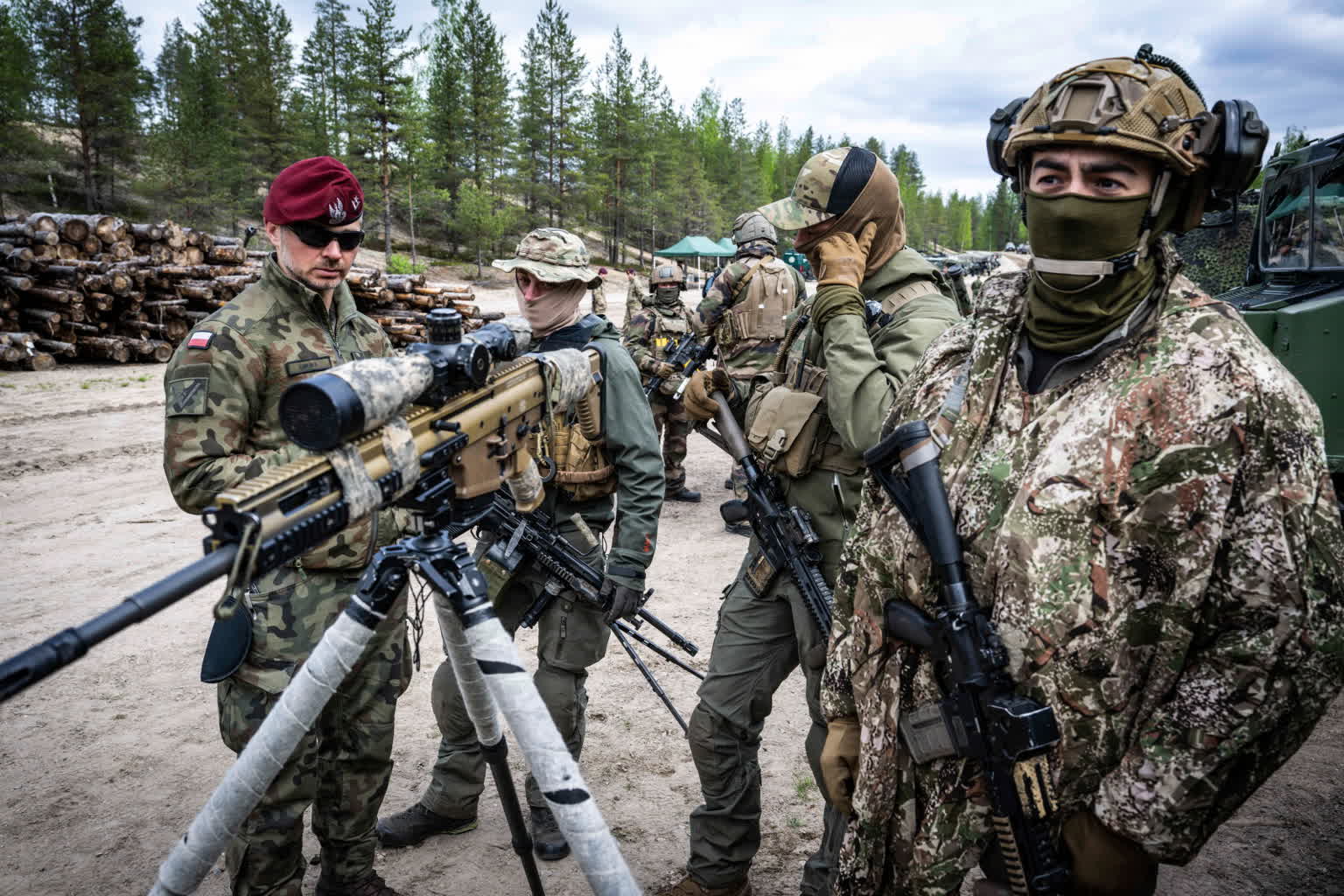 W lasach Finlandii żołnierze NATO, w tym Polacy, ćwiczą przed potencjalnym konfliktem z Rosją [GALERIA ZDJĘĆ]