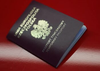 Paszport tymczasowy. Fot. PAP/Leszek Szymański