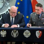 Podpisanie umów w ramach SAFE w siedzibie Agencji Uzbrojenia w Warszawie. Fot. PAP/Piotr Nowak