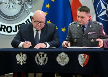 Podpisanie umów w ramach SAFE w siedzibie Agencji Uzbrojenia w Warszawie. Fot. PAP/Piotr Nowak