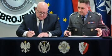 Podpisanie umów w ramach SAFE w siedzibie Agencji Uzbrojenia w Warszawie. Fot. PAP/Piotr Nowak