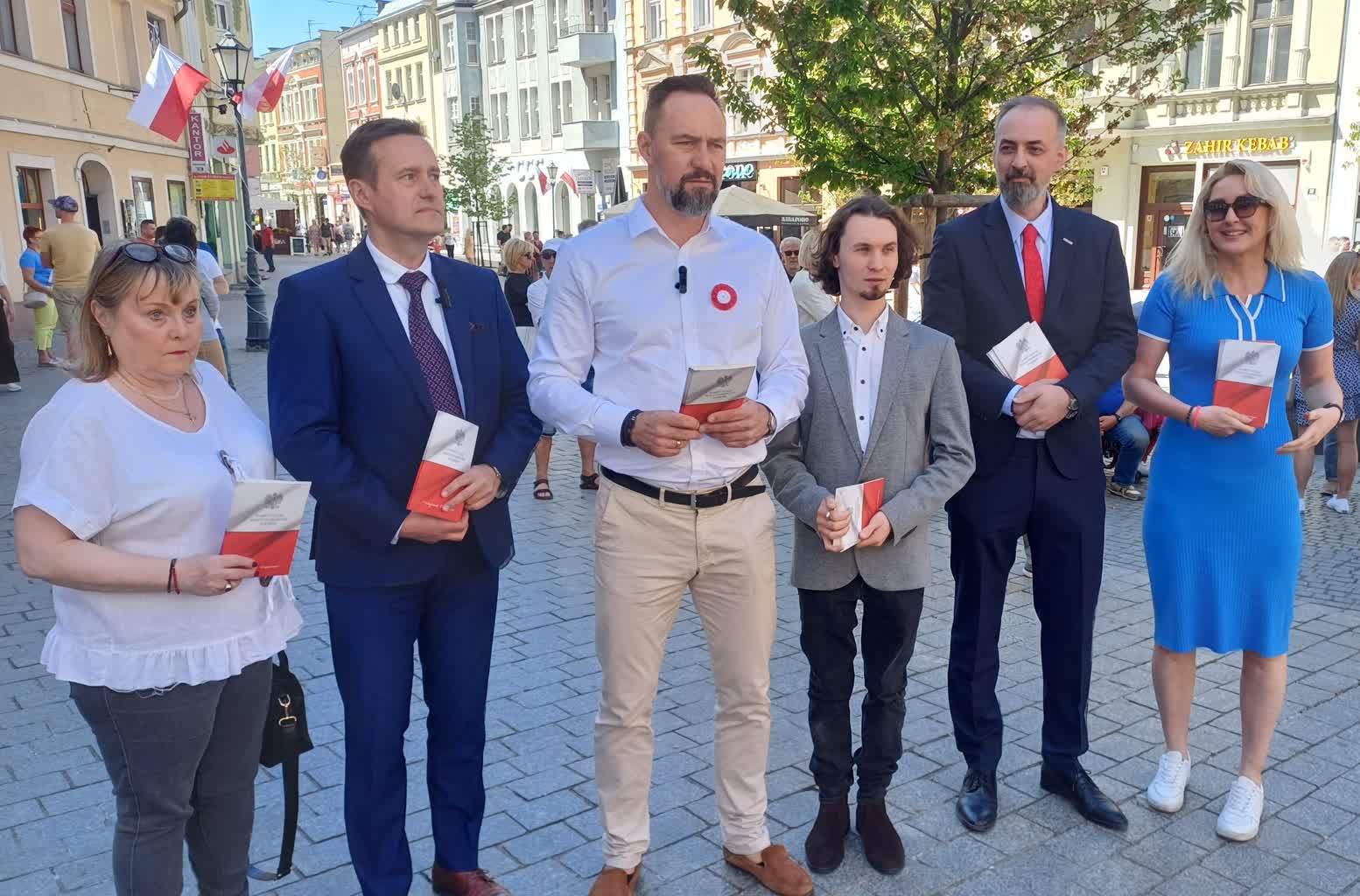Nowa Lewica rozdaje Konstytucję
