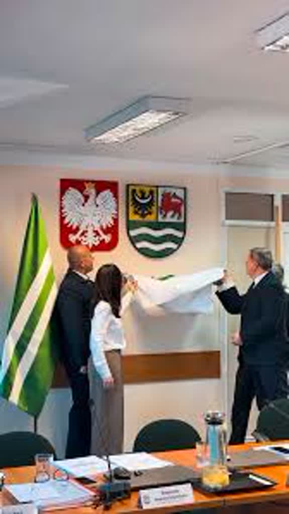 Nowe herb i flaga powiatu krośnieńskiego