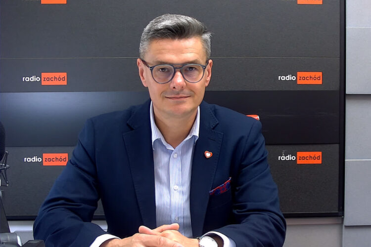 Sebastian Ciemnoczołowski w studiu Radia Zachód
