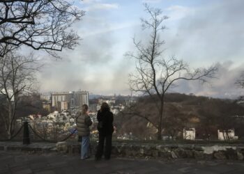 Dym unoszący się nad Kijowem. Fot. PAP/EPA/OLEG PETRASYUK