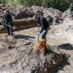 Prace poszukiwawcze na terenie Woli Ostrowieckiej na Wołyniu. Fot. PAP/Vladyslav Musiienko