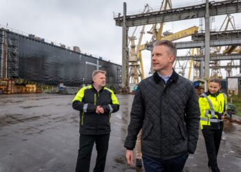 Wiceminister infrastruktury Arkadiusz Marchewka na terenie stoczni w Szczecinie (x.com/A_Marchewka)
