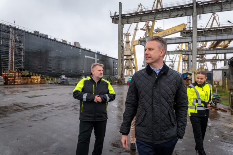 Wiceminister infrastruktury Arkadiusz Marchewka na terenie stoczni w Szczecinie (x.com/A_Marchewka)