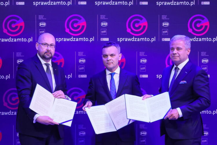 Dyrektor generalny Telewizji Polskiej Tomasz Sygut (C), dyrektor generalny Polskiej Agencji Prasowej Marek Błoński (L) i redaktor naczelny Polskiego Radia Paweł Majcher (P). Fot. PAP/Leszek Szymański