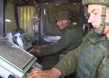 Białoruscy operatorzy rakiet Iskander w Astrachaniu (PAP/EPA/RUSSIAN DEFENCE MINISTRY PRESS SERVICE HANDOUT)
