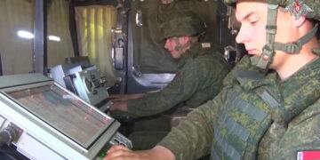 Białoruscy operatorzy rakiet Iskander w Astrachaniu (PAP/EPA/RUSSIAN DEFENCE MINISTRY PRESS SERVICE HANDOUT)