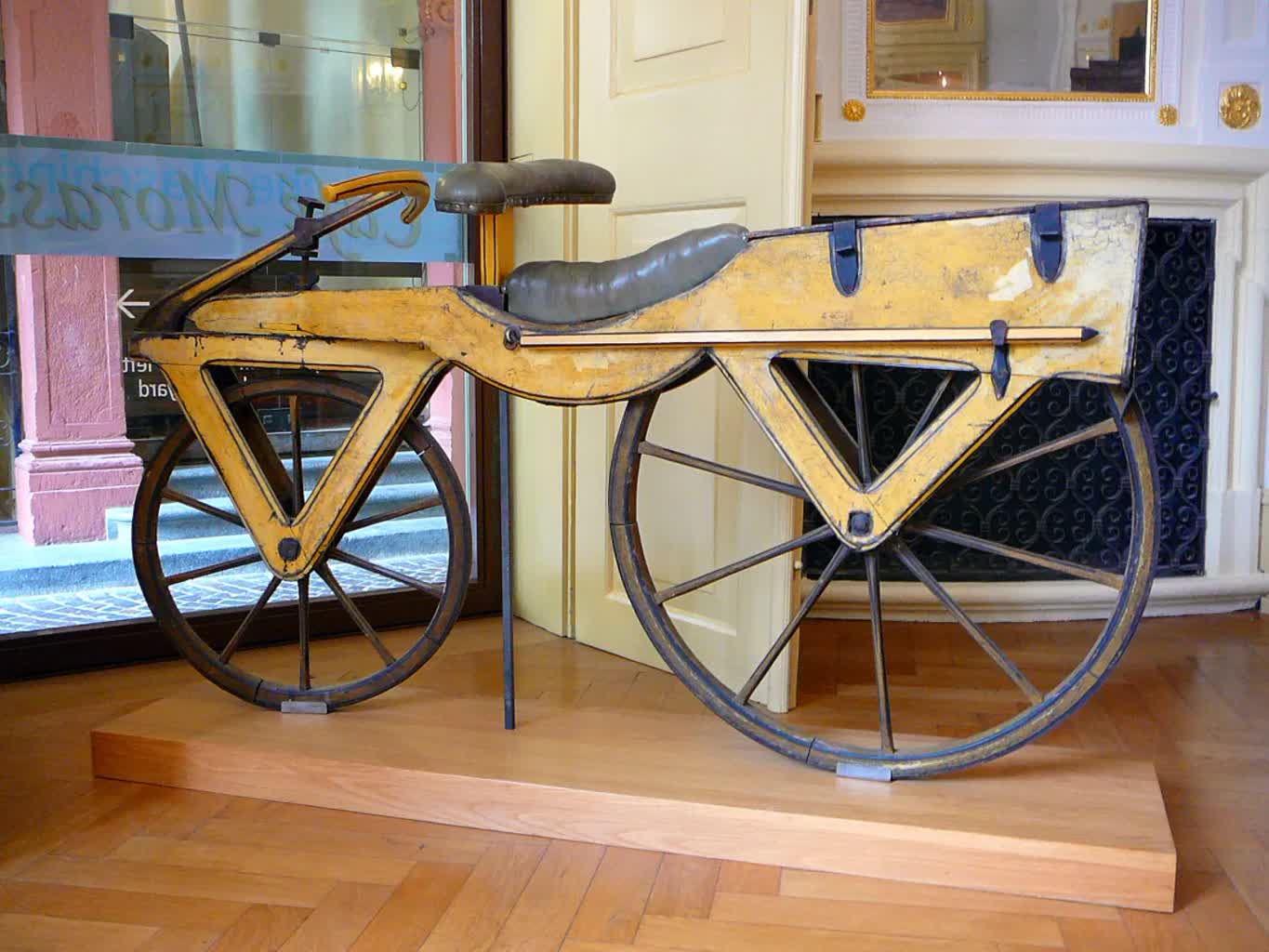 Draisine_or_Laufmaschine,_around_1820._Archetype_of_the_Bicycle._Pic_01.jpg.webp