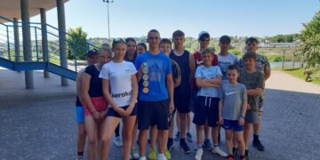 Mateusz Augustyniak wraz z mlodszymi kolegami i koleżankami z AZS AWF Gorzów (fot. fb AZS AWF)
