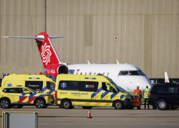 Lotnisko Schiphol, niedaleko Amsterdamu. Drugi samolot ewakuacji medycznej z chorym na pokładzie statku wycieczkowego MV Hondius. Fot. PAP/EPA/MICHEL VAN BERGEN