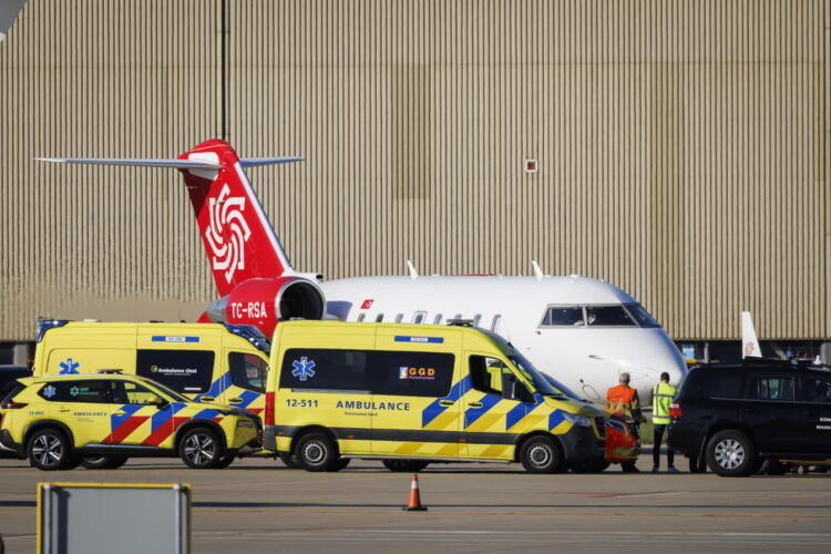 Lotnisko Schiphol, niedaleko Amsterdamu. Drugi samolot ewakuacji medycznej z chorym na pokładzie statku wycieczkowego MV Hondius. Fot. PAP/EPA/MICHEL VAN BERGEN