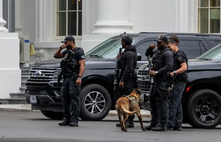 Funkcjonariusze Secret Service. Fot. PAP/ EPA/KEN CEDENO