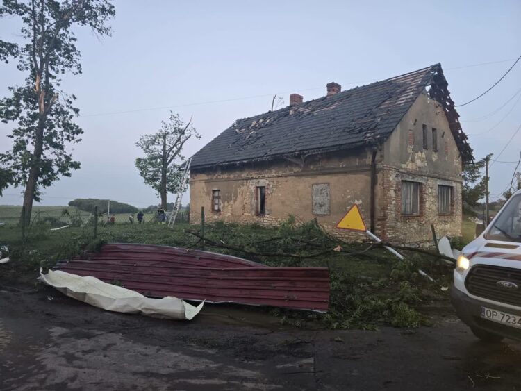Nawałnica w Balcerzowicach (Opolskie). Fot. Komenda Powiatowa Państwowej Straży Pożarnej w Strzelcach Opolskich/FB