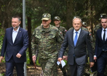 Premier Donald Tusk oraz szef MSWiA Marcin Kierwiński odwiedzili w piątek Ośrodek Konferencyjno-Szkoleniowy Straży Granicznej „Strażnica” w Otwocku. Fot. PAP/ Piotr Nowak
