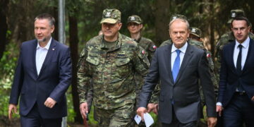 Premier Donald Tusk oraz szef MSWiA Marcin Kierwiński odwiedzili w piątek Ośrodek Konferencyjno-Szkoleniowy Straży Granicznej „Strażnica” w Otwocku. Fot. PAP/ Piotr Nowak