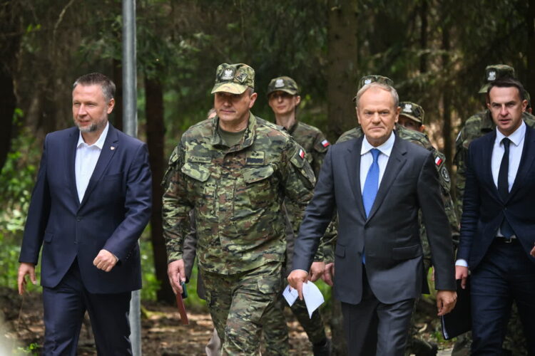 Premier Donald Tusk oraz szef MSWiA Marcin Kierwiński odwiedzili w piątek Ośrodek Konferencyjno-Szkoleniowy Straży Granicznej „Strażnica” w Otwocku. Fot. PAP/ Piotr Nowak