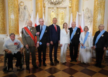 Dyrygentka i założycielka Orkiestry Kameralnej Polskiego Radia Agnieszka Duczmal-Jaroszewska, działaczka opozycji niepodległościowej z czasów PRL Hanna Łukowska-Karniej oraz reżyser Lech Majewski odznaczeni zostali Orderami Orła Białego.